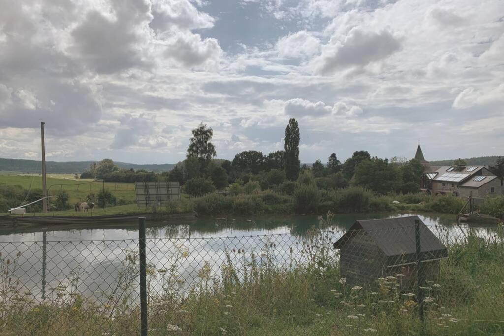 Au Bord Du Ny Villa Hotton Bagian luar foto