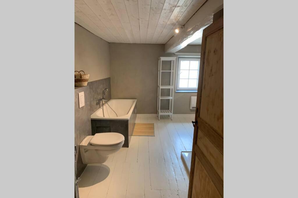 Au Bord Du Ny Villa Hotton Bagian luar foto